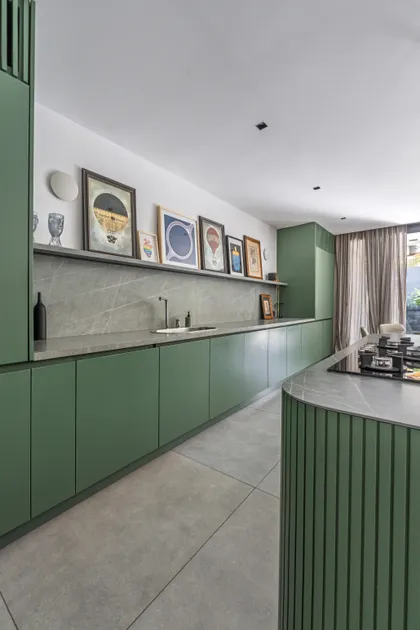 Cocina moderna verde con isla curva y acabados en piedra — proyecto Peru, por ABEJA CONCEPT, en B1641 Acassuso