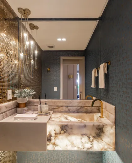Baño moderno con bañera de mármol veteado y mosaicos — proyecto Apartamento JK, por Katarina Morais Arquitetura, en Manaos
