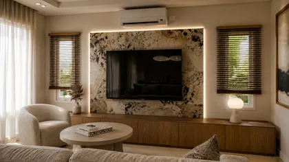 Sala de estar moderna con pared de piedra texturizada y tv — proyecto Diseño de casa estilo japandi, por Mela Deco Design, en Belén de Escobar