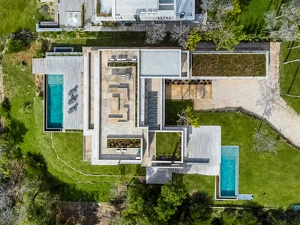 Fachada moderna con piscina integrada y jardines exuberantes — proyecto CASA sobre el MAR, por Guerrero Arquitectos, en Pinamar