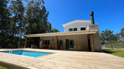 Casa moderna con deck de madera y piscina — proyecto Casa Luvir - Barrio Costa Esmeralda (Partido de la Costa, Buenos Aires) German S, por German Salas arquitectura - San Isidro, e