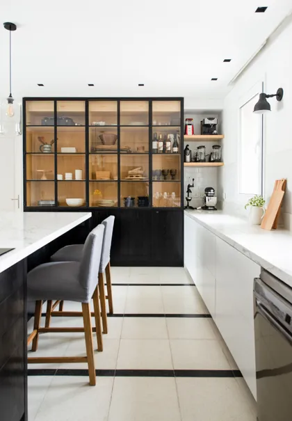 Cocina moderna con isla y vitrina industrial negra — proyecto Santa Maria De Tigre, por Parq Estudio, en Tigre