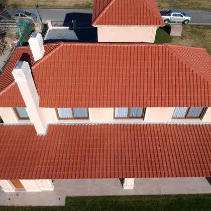 Techo de tejas rojas de una casa estilo mediterráneo — proyecto Casa El Rebenque, por Arq. Leonardo De Lorenzi , en Canning