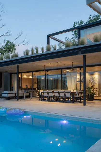 Piscina moderna con patio, mesa de comedor exterior y vegetación en la azotea — proyecto CASA AWA, por radovic_arquitecto, en Benavidez