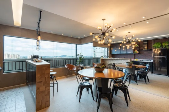 Terraza moderna con comedor y vista a la ciudad al atardecer — proyecto Brick 1, por Pricila Dalzochio