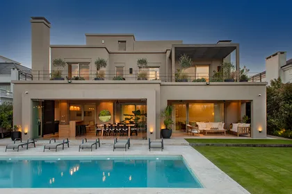 Fachada moderna con piscina infinita y mobiliario exterior — proyecto Casa DF, por Estudio Junor, en Tigre