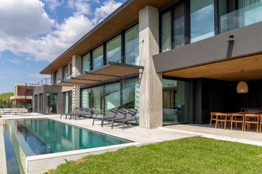 Casa moderna con pileta infinita, deck de hormigón y jardín verde — proyecto Obra Casa Belair, por lifecycle, en B1648 Tigre