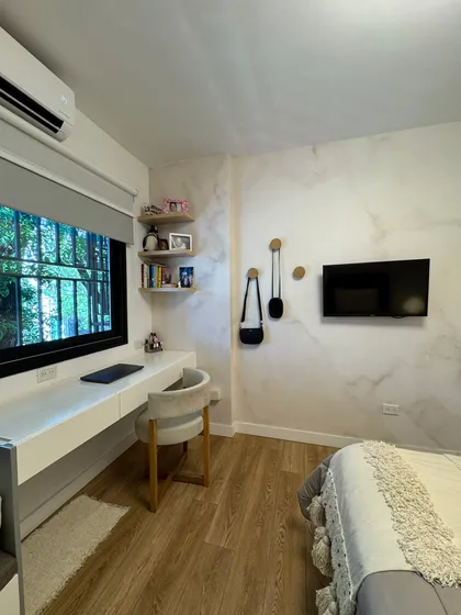 Dormitorio moderno con escritorio integrado y pared efecto mármol — proyecto Honduras, por MDBK Arquitectura, en Palermo