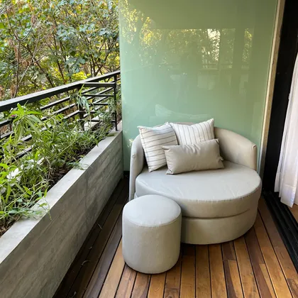 Sofá circular y banco en balcón moderno con vista a bosque — proyecto Guatemala, por MDBK Arquitectura, en Palermo