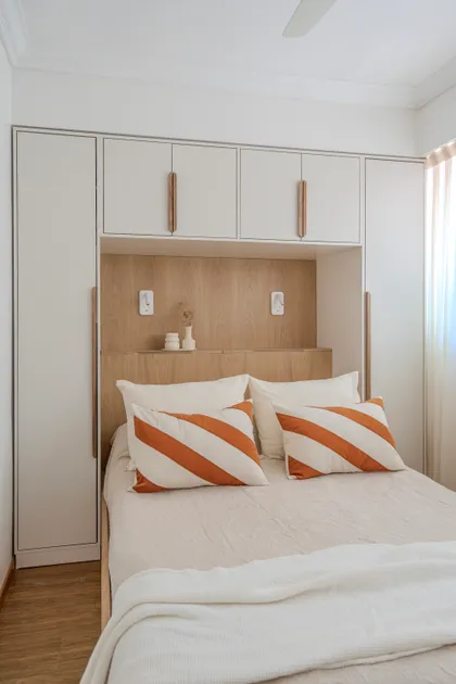Dormitorio moderno con cama matrimonial, armarios empotrados y detalles en madera — proyecto Araoz, por Blue Rabbit Design, en Palermo