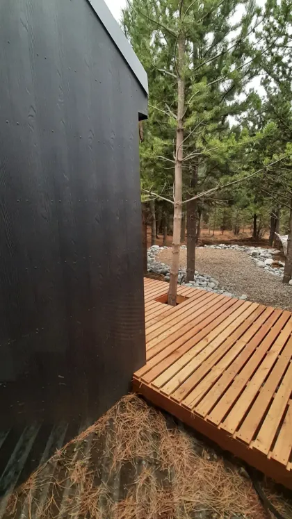 fachada moderna con deck y árbol integrado — proyecto Casa LA MOROCHA, por Showhouse Bariloche, en San Carlos de Bariloche