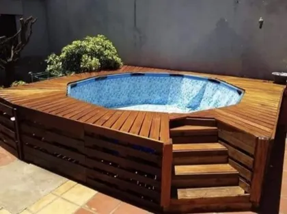 piscina exterior con deck de madera y escaleras — proyecto Muelles y pérgolas , por De madera somos , en Belén de Escobar