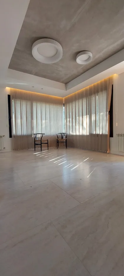 Living moderno con cortinas translúcidas y sillas orientales — proyecto Casa eterna, por Plasma co, en Canning