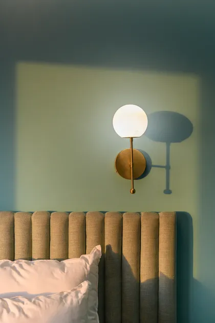 Dormitorio moderno con aplique esférico y cabecero acanalado — proyecto BERUTI, por Siuk Studio, en Palermo