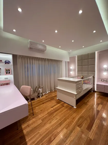 Dormitorio infantil moderno con piso de madera y pared panelada — proyecto Cramer II, por MDBK Arquitectura, en Belgrano