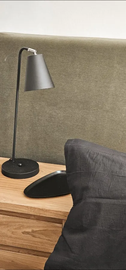 Habitación moderna con lámpara negra y pared texturizada — proyecto Callao, por Claraboia , en Recoleta