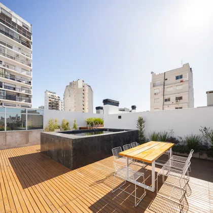 Terraza moderna con piscina, deck de madera y vista urbana — proyecto AER PASAJE - Arq. Juan Pedro Rubio, Ing. Agustín Cubero, por Ramiro Sosa Fotografia, en Buenos Aires