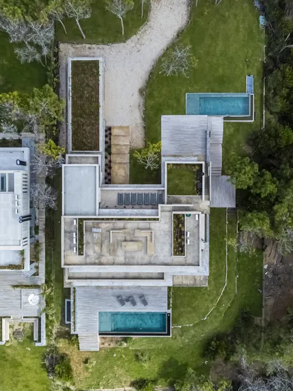 Residencia moderna con piscinas rectangulares y amplias terrazas de madera — proyecto CASA sobre el MAR, por Guerrero Arquitectos, en Pinamar