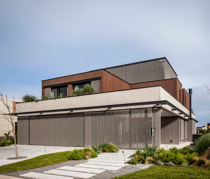 Fachada moderna de casa con revestimientos de madera, metal y concreto — proyecto WPC, por ARQUITECTURA SUSTENTABLE