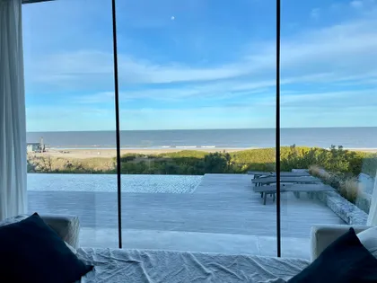 Modern living room with pool and beach view — proyecto CASA sobre el MAR, por Guerrero Arquitectos, en Pinamar