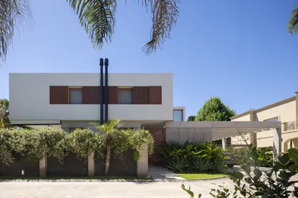 Fachada moderna con madera y hormigón visto — proyecto CASA OrAz, por Alfredo Orfila arquitectura, en San Isidro