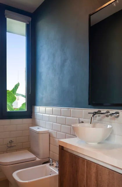 Baño moderno con ventana grande, azulejos blancos y pared azul texturizada — proyecto Castaños, por GO arquitectos , en Rincón de Milberg
