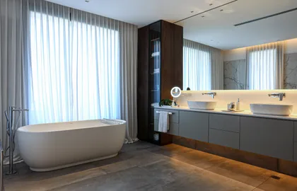 Baño moderno con bañera exenta y cortinas translúcidas amplias — proyecto SD 45, por Estudio Arq Daniel Tarrio