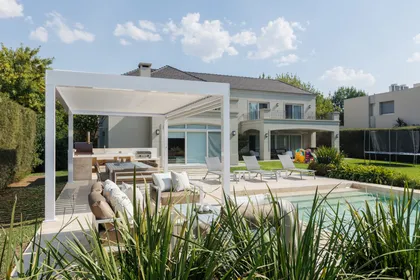 Patio moderno con piscina, pérgola y muebles de exterior — proyecto TOLDER - PERGOLAS, por Argentina en Obra 2024, en Rincón de Milberg