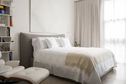 Dormitorio moderno con cama king, cortinas amplias y estanterías — proyecto Departamento Alvear, por Estudio CDW, en Recoleta