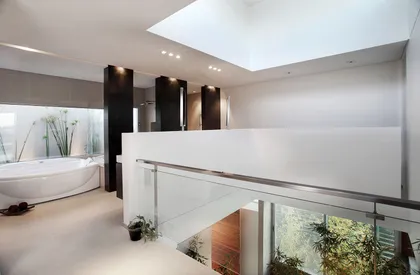 Baño moderno de doble altura con bañera exenta y tragaluz — proyecto Cabos, por Remy Arquitectos