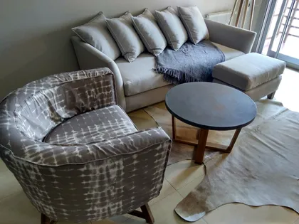 Living con sillones modernos y mesa de centro redonda — proyecto Departamento RA, por Vicky Hurrell, en Mar del Plata