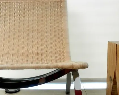 sillón curvo de rattan y metal negro — proyecto Proyecto MH, por Vicky Hurrell, en Mar del Plata