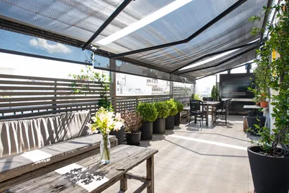 Terraza balcón cubierta con pérgola de tela y vegetación — proyecto Quintana, por Escalante Vela Arquitectos, en CABA