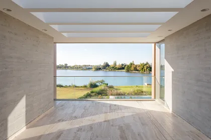 Terraza moderna con vista al lago y luz natural — proyecto Propiedad en Nordelta, por MARCO GUOLI PHOTO, en Nordelta