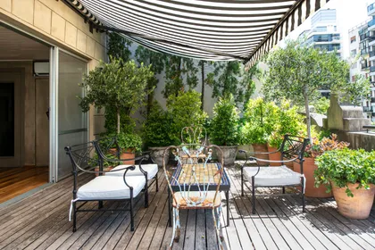 Terraza con pergola rayada, deck de madera y plantas en macetas — proyecto Estudio Cerviño, por Estudio Du , en Palermo