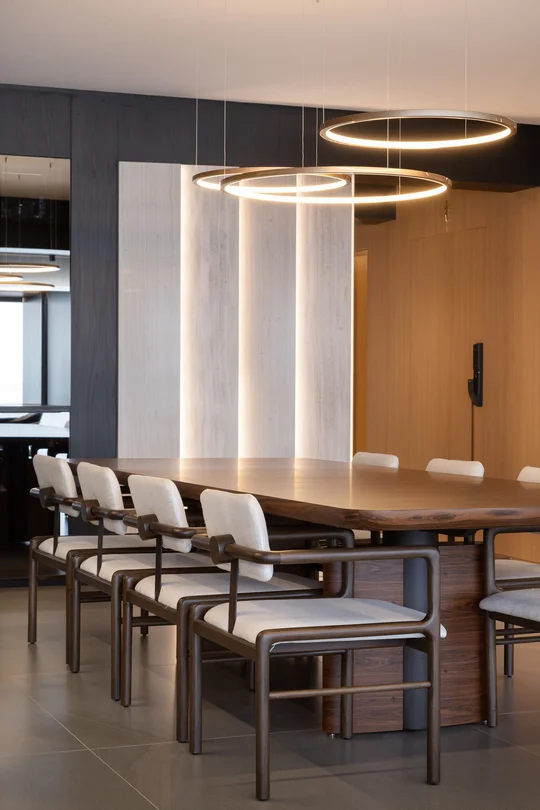 Comedor contemporáneo con mesa madera, sillas diseño y lámparas colgantes circulares — proyecto Apartamento DVM, por Daniel Santo