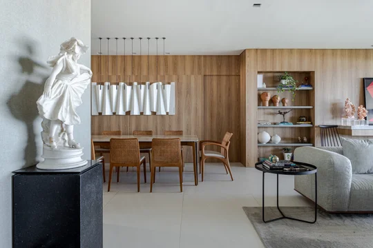 Living contemporáneo con panelado de madera y escultura blanca destacada — proyecto Apto M | E, por Arquitetura Paulo Melo E Paulo