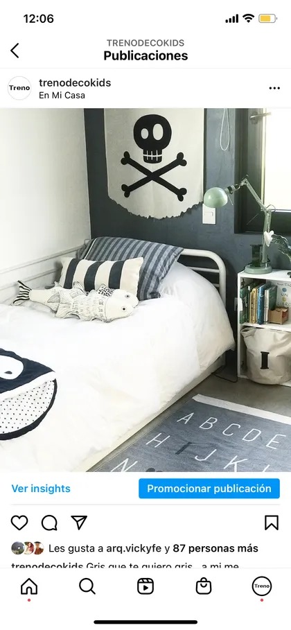 Dormitorio infantil con póster pirata y almohadas divertidas — proyecto Cuarto para Iggy, por Treno Deco Kids, en Pilar