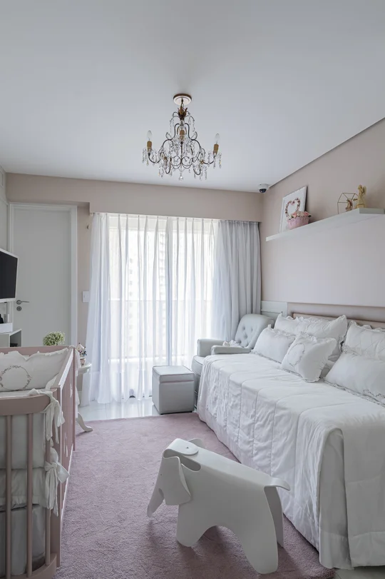 Dormitorio principal luminoso con cuna, cama blanca y cortinas traslúcidas — proyecto Projeto 1, por Studiok