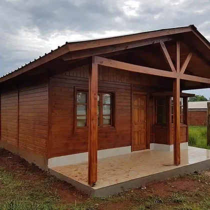 fachada rústica de cabaña de madera con porche — proyecto Muelles y pérgolas , por De madera somos , en Belén de Escobar