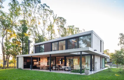 moderna casa de hormigón con amplios ventanales y pérgola — proyecto Casa ALVA, por V2 Arquitectos, en City Bell