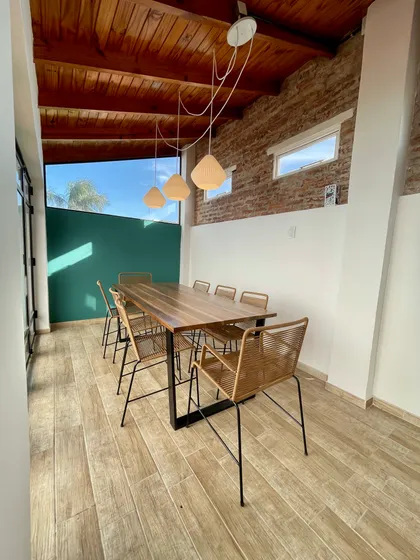Comedor rústico con techo de madera y sillas de mimbre — proyecto PH Pedro Moran | Remodelacion, por LGP ARQUITECTURA, en Buenos Aires
