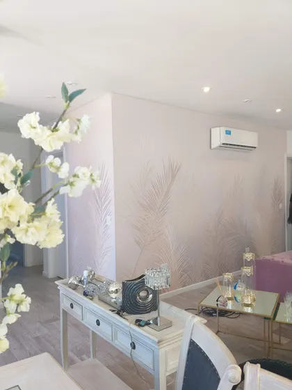 Sala de estar moderna con papel tapiz de hojas de palma y flores artificiales — proyecto Foliage, por Picma Empapelados, Murales, Esmerilados, Prints ,Papeles, en Canning