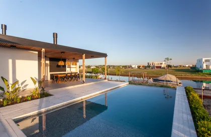 Terraza moderna con piscina infinita y comedor exterior — proyecto Casa Tom, por LSA. , en Belén de Escobar