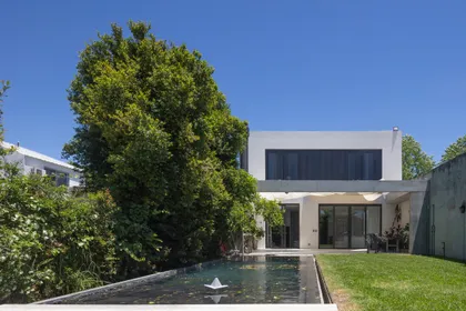 Casa moderna con piscina, jardín frondoso y amplios ventanales — proyecto CASA OrBa, por Alfredo Orfila arquitectura, en San Isidro