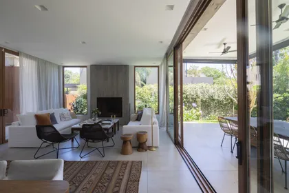 Living comedor moderno con ventanales y detalles en madera — proyecto CASA OrAz, por Alfredo Orfila arquitectura, en San Isidro