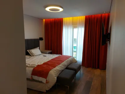 Dormitorio moderno con cortinas rojas y luz indirecta — proyecto Haras Sta. Maria, por CM Espacio & Arquitectura, en Belén de Escobar