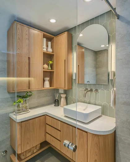 Baño moderno escandinavo con muebles de roble y espejo arqueado — proyecto Quesada, por Blue Rabbit Design, en Núñez