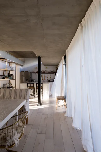 Cocina moderna industrial con isla, cortinas blancas y techo de hormigón — proyecto CASA JOTA, por arquitectura.JD, en La Plata