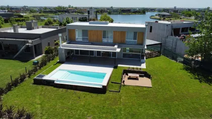 Casa moderna blanca con piscina y jardín paisajístico — proyecto Casa Puerto, por Guerrero Arquitectos, en Belén de Escobar